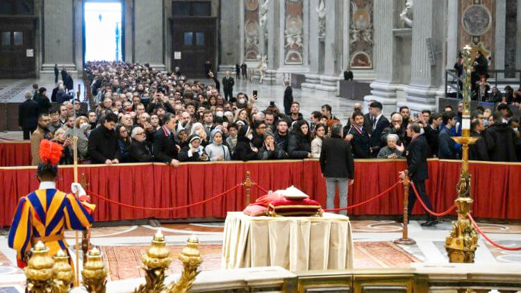 Capa Fiéis prestam homenagem ao papa emérito Bento XVI em velório no Vaticano