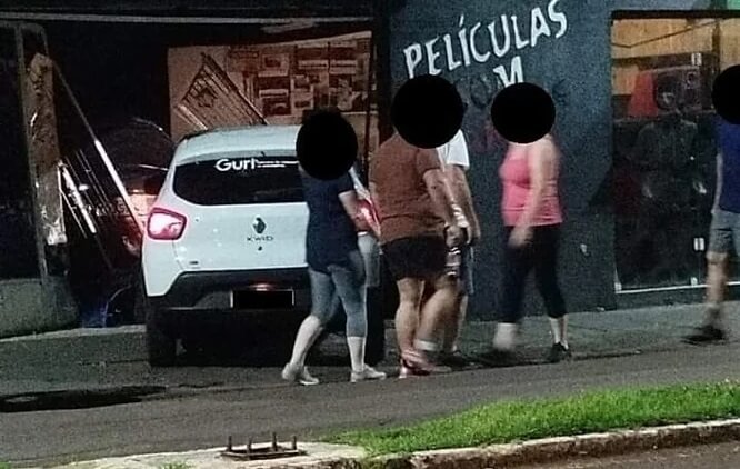 Capa Veículo invade loja no centro de Panambi