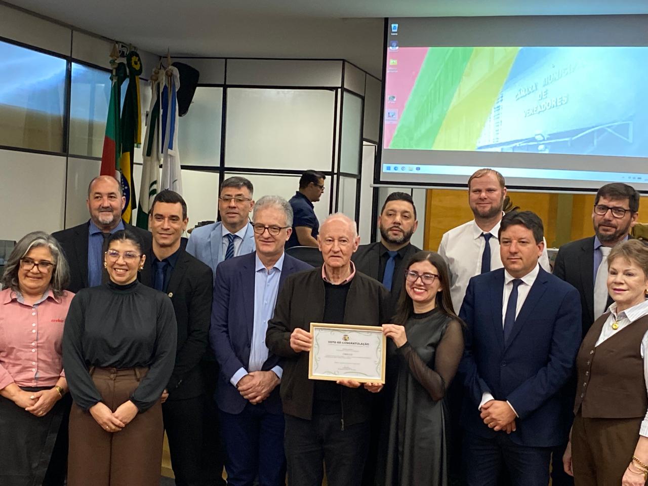 Capa Professor Elemar Battisti destaca trajetória da Creluz durante homenagem pelos 60 anos