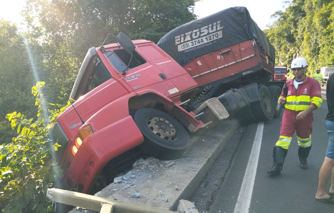 Capa Caminhão emplacado em Frederico Westphalen sai da pista na BR-386, em Marques de Souza