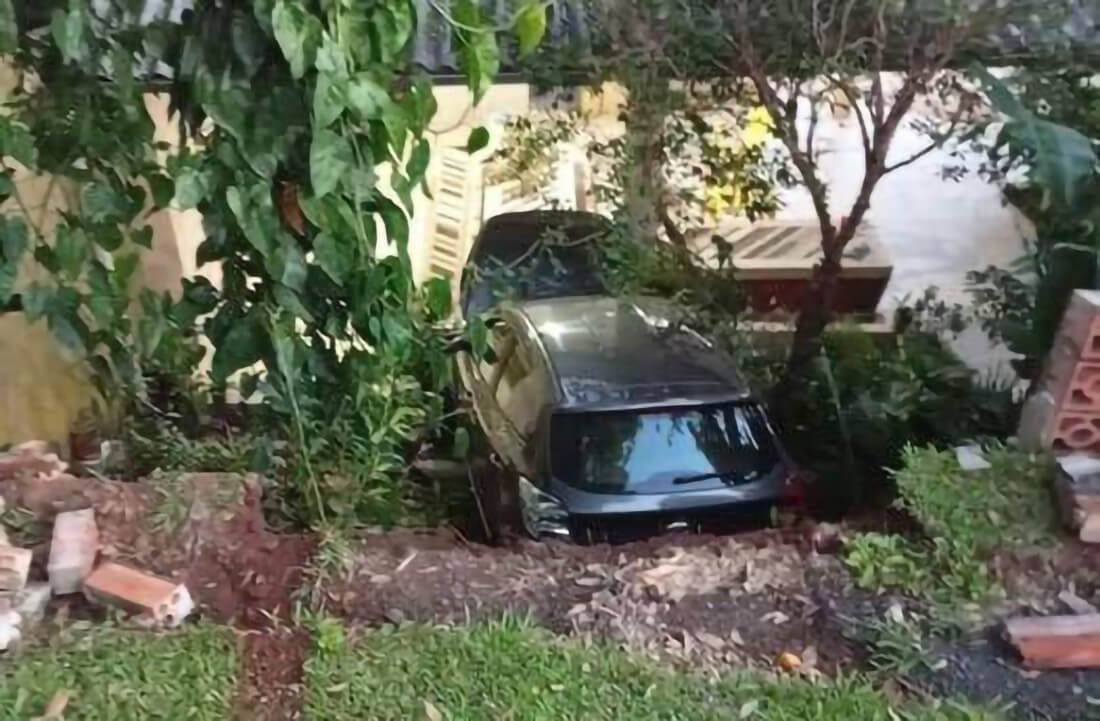 Capa Veículo cai em ribanceira e fica suspenso em telhado de residência em Cunha Porã