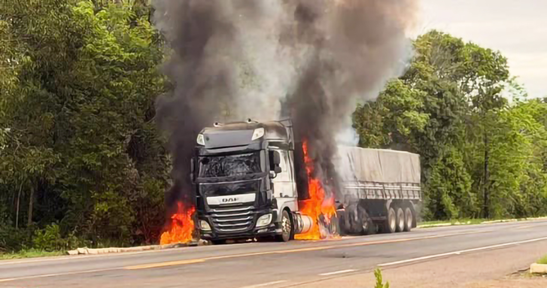 Capa Carreta carregada com soja pega fogo no oeste catarinense