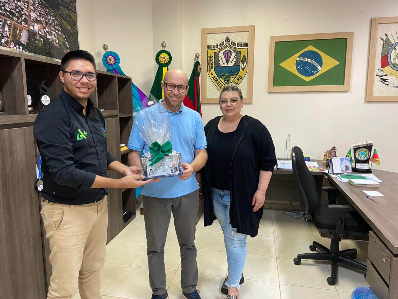 Capa Prefeito de Ametista do Sul recebe placa em homenagem por participação no 'Jornal das Doze na Sua Cidade'