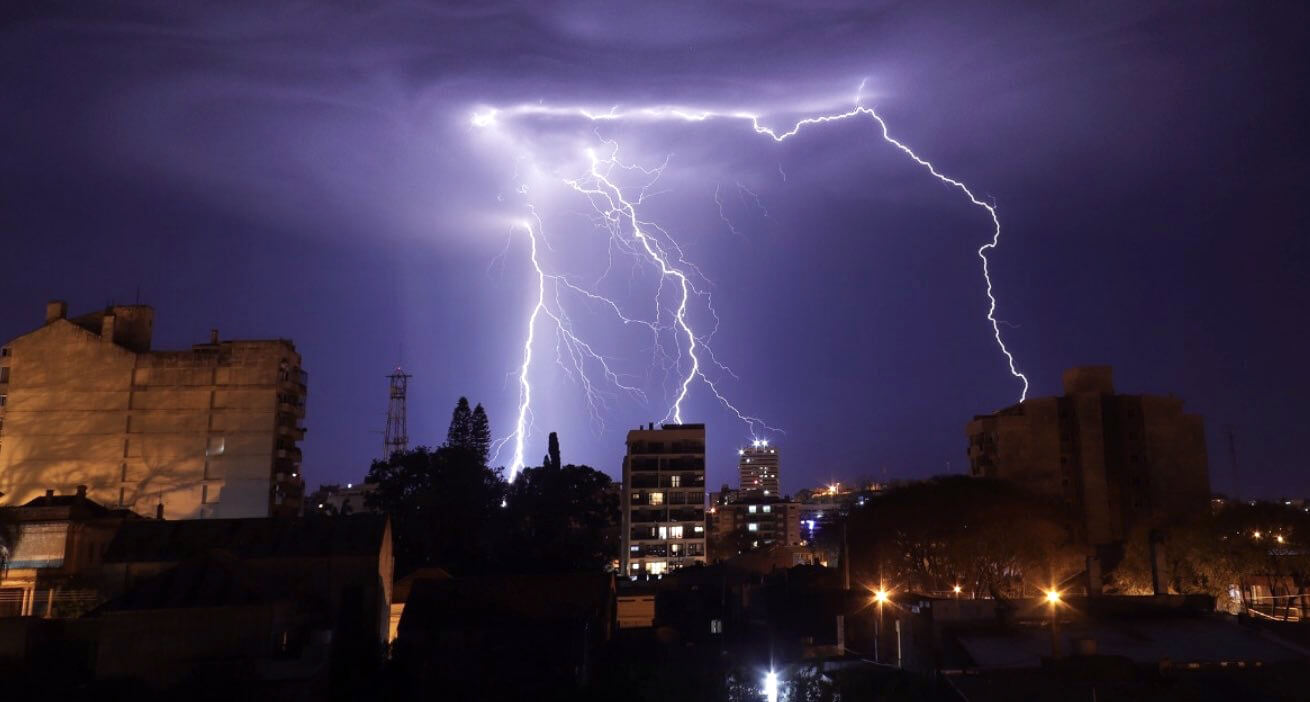 Capa Semana começa com chuva intensa, muitos raios, vento e granizo no Rio Grande do Sul