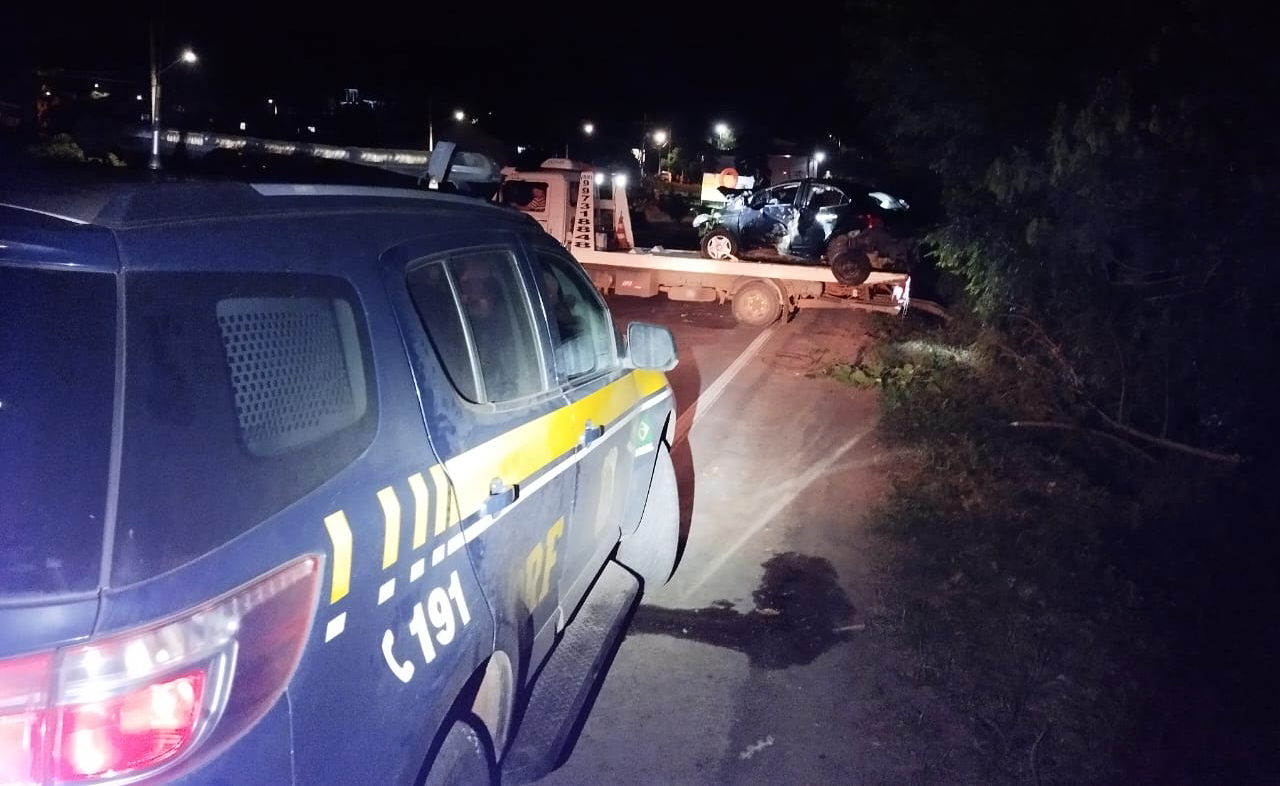 Capa PRF prende contrabandista em veículo roubado carregado com agrotóxicos ilegais