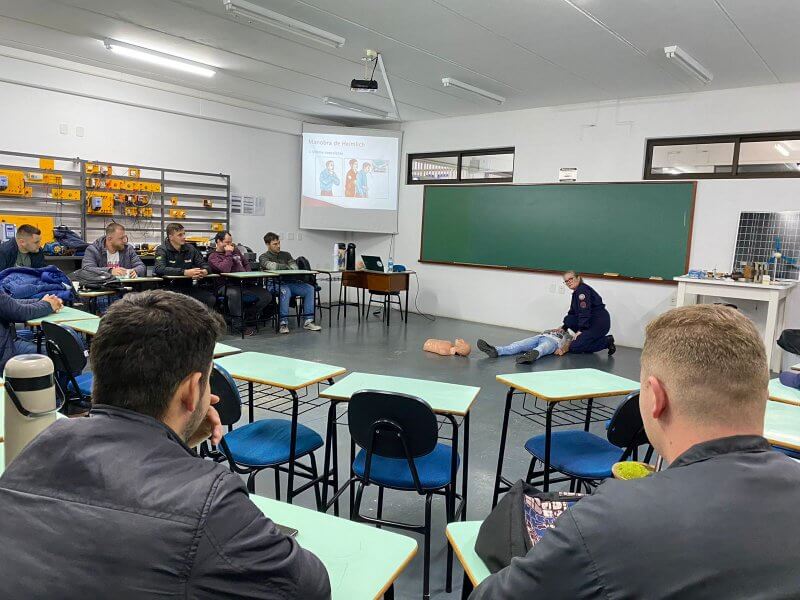 Capa Higiene e Segurança do Trabalho: Técnico em Eletrotécnica tem aula prática com o Corpo de Bombeiros