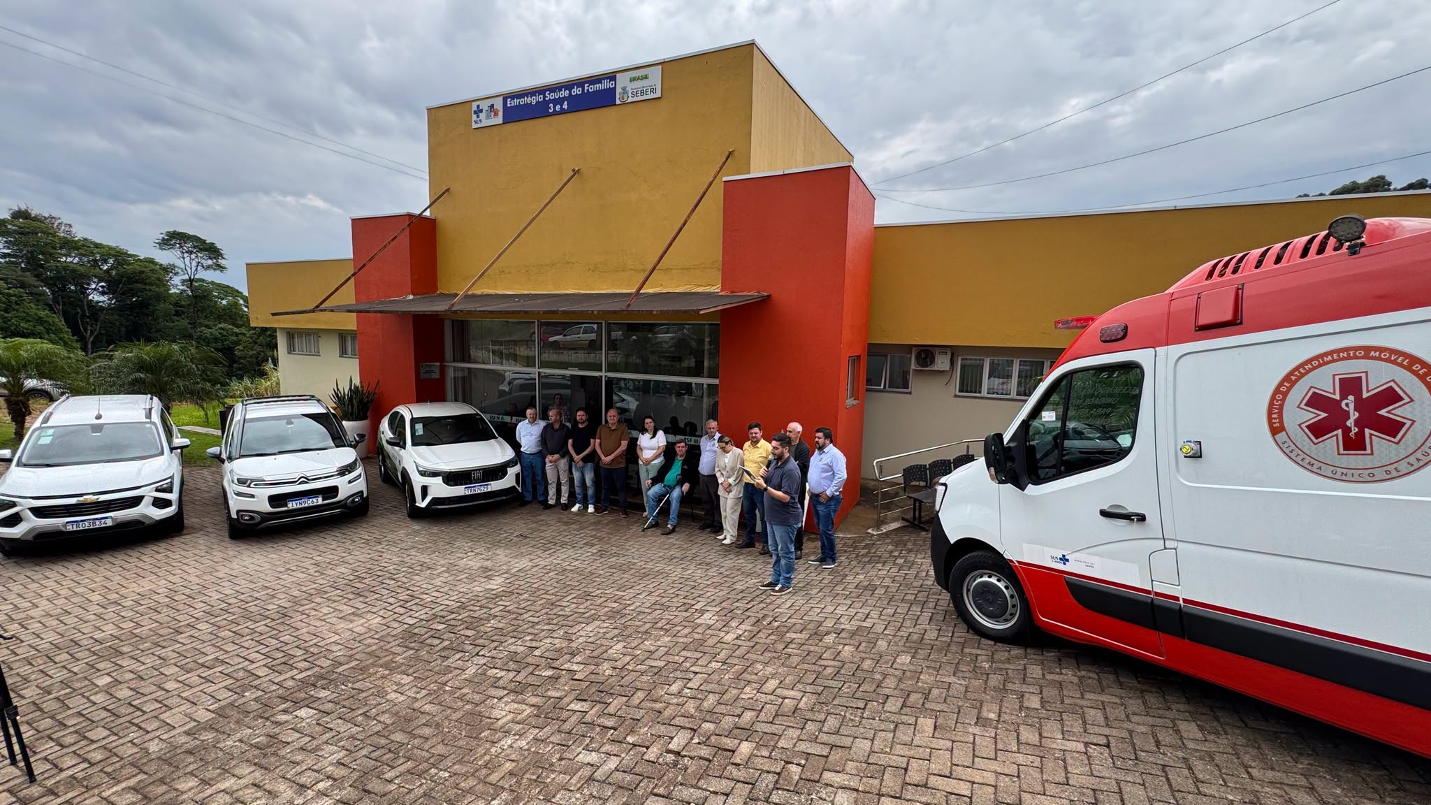 Capa Seberi entrega três carros e uma ambulância para reforçar a frota da saúde