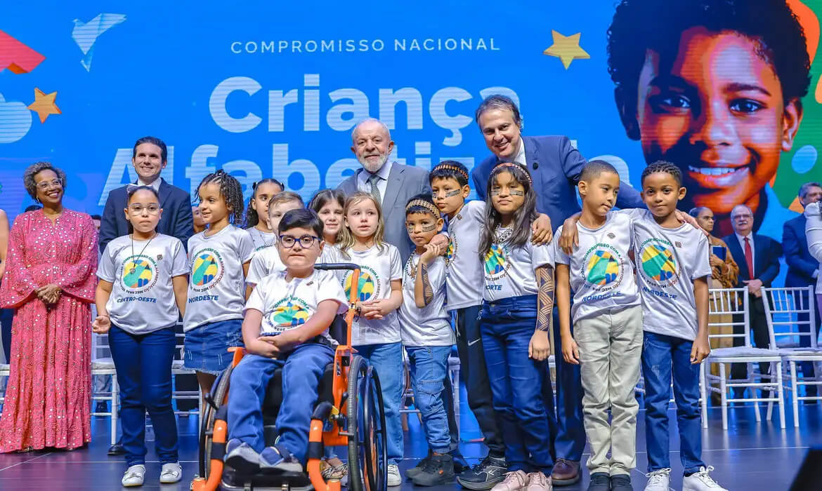 Capa Lula diz que, enquanto governar, não faltarão recursos para educação