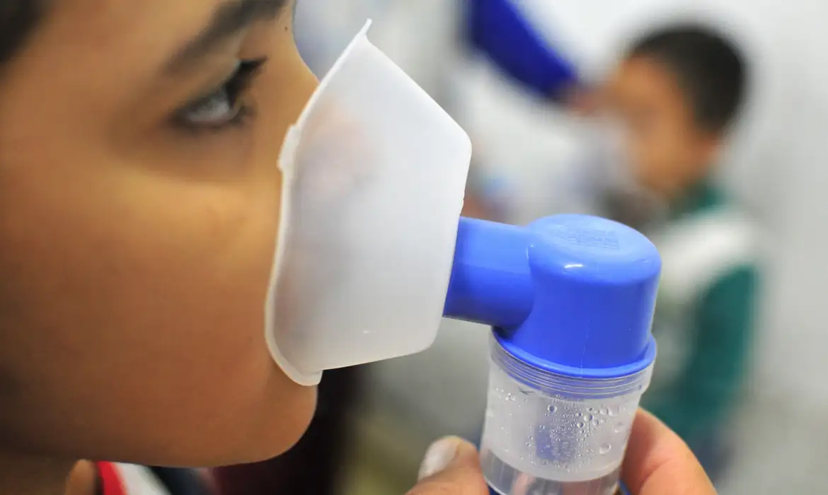 Capa Casos de síndrome respiratória grave caem no país