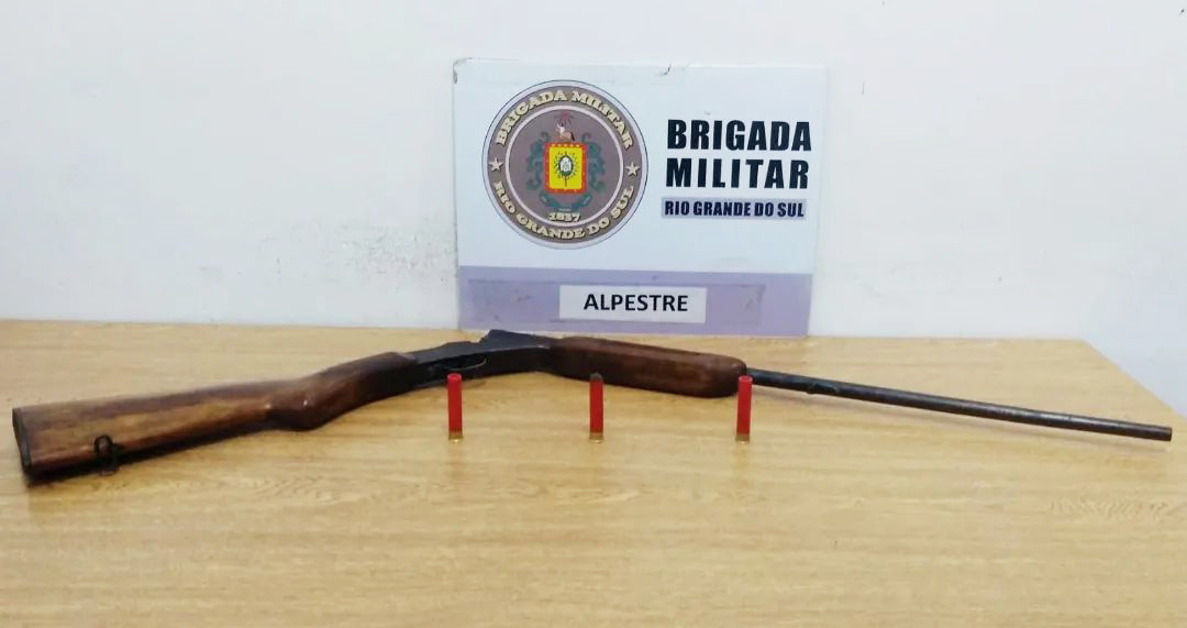 Capa Brigada Militar prende homem por porte ilegal de arma de fogo em Alpestre