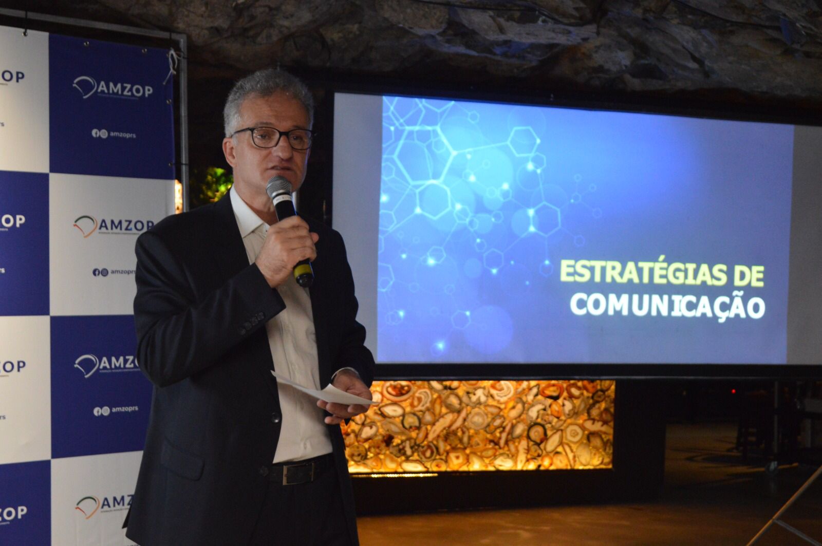 Capa Amzop apresenta nova estratégia de comunicação