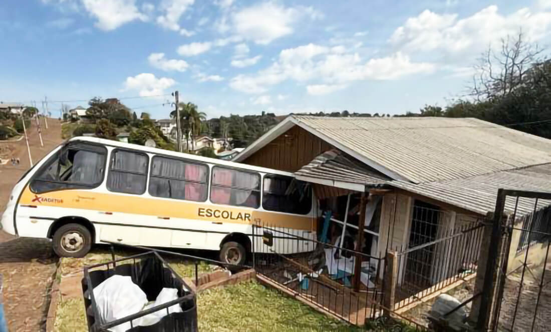 Capa Micro-ônibus escolar desgovernado invade residência em Getúlio Vargas