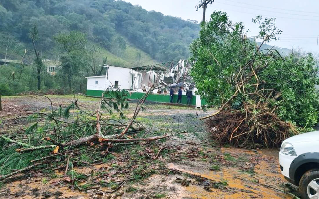 Capa Ciclone que deve atingir o RS na quarta-feira contabiliza estragos em Santa Catarina