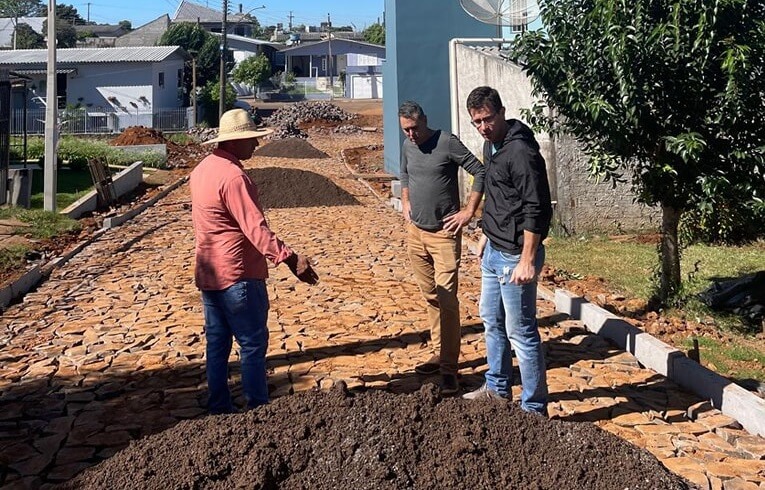 Capa Prefeito de Caiçara acompanha obras de calçamento