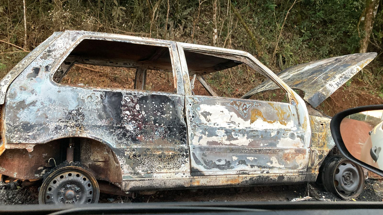 Capa Veículo é encontrado em chamas em estrada entre Campo Novo e Coronel Bicaco