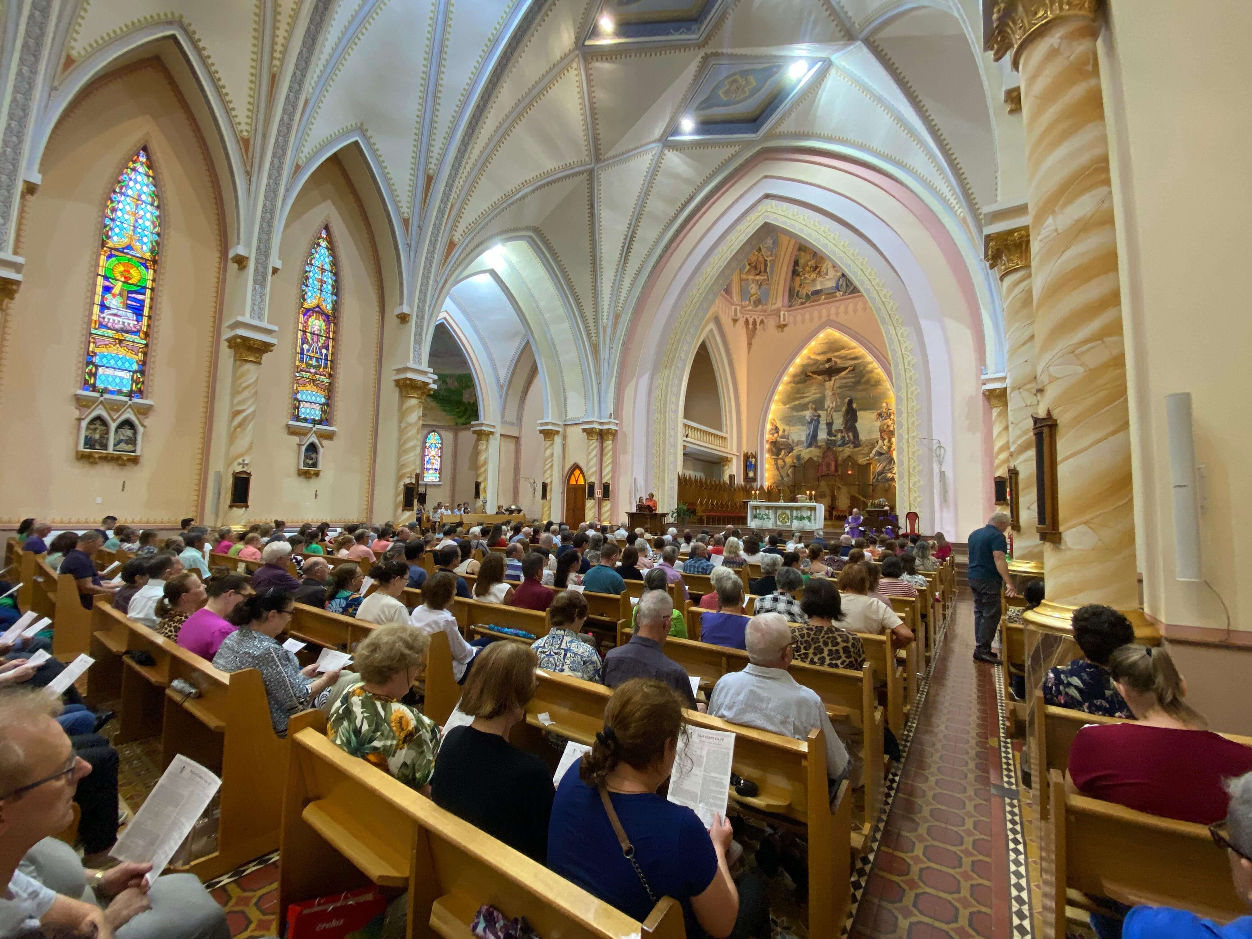 Capa Fiéis participam de celebrações na Catedral durante a Quarta-feira de Cinzas