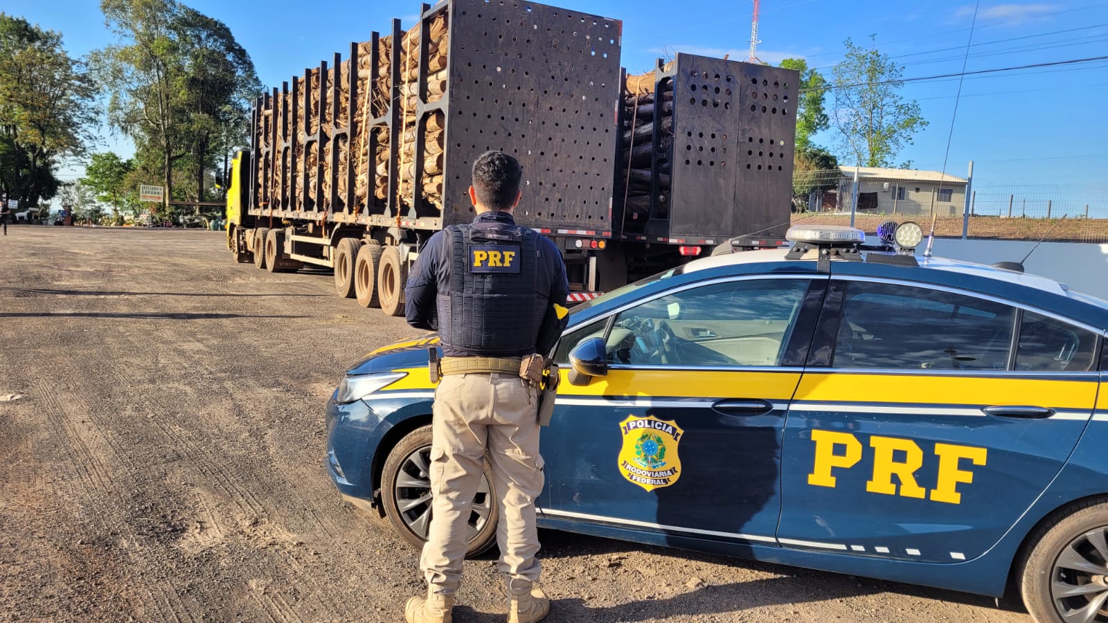 Capa PRF flagra carretas transitando com mais de 30 toneladas de excesso de peso em Sarandi