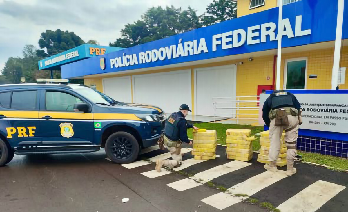 Capa PRF apreende mais de 200 quilos de maconha e prende quatro suspeitos na BR-285 em Passo Fundo