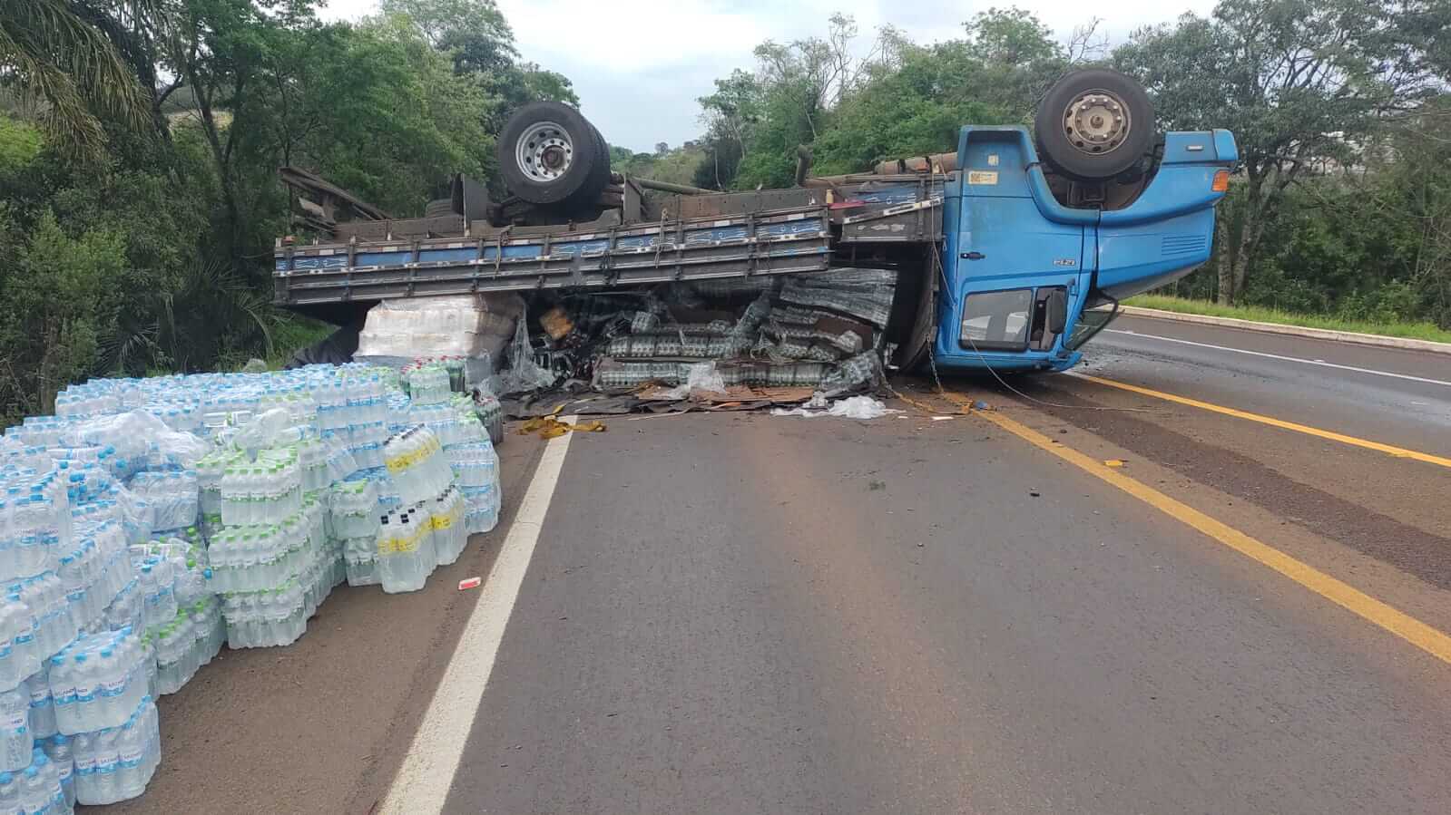 Capa Caminhão tomba na BR-386 em Sarandi