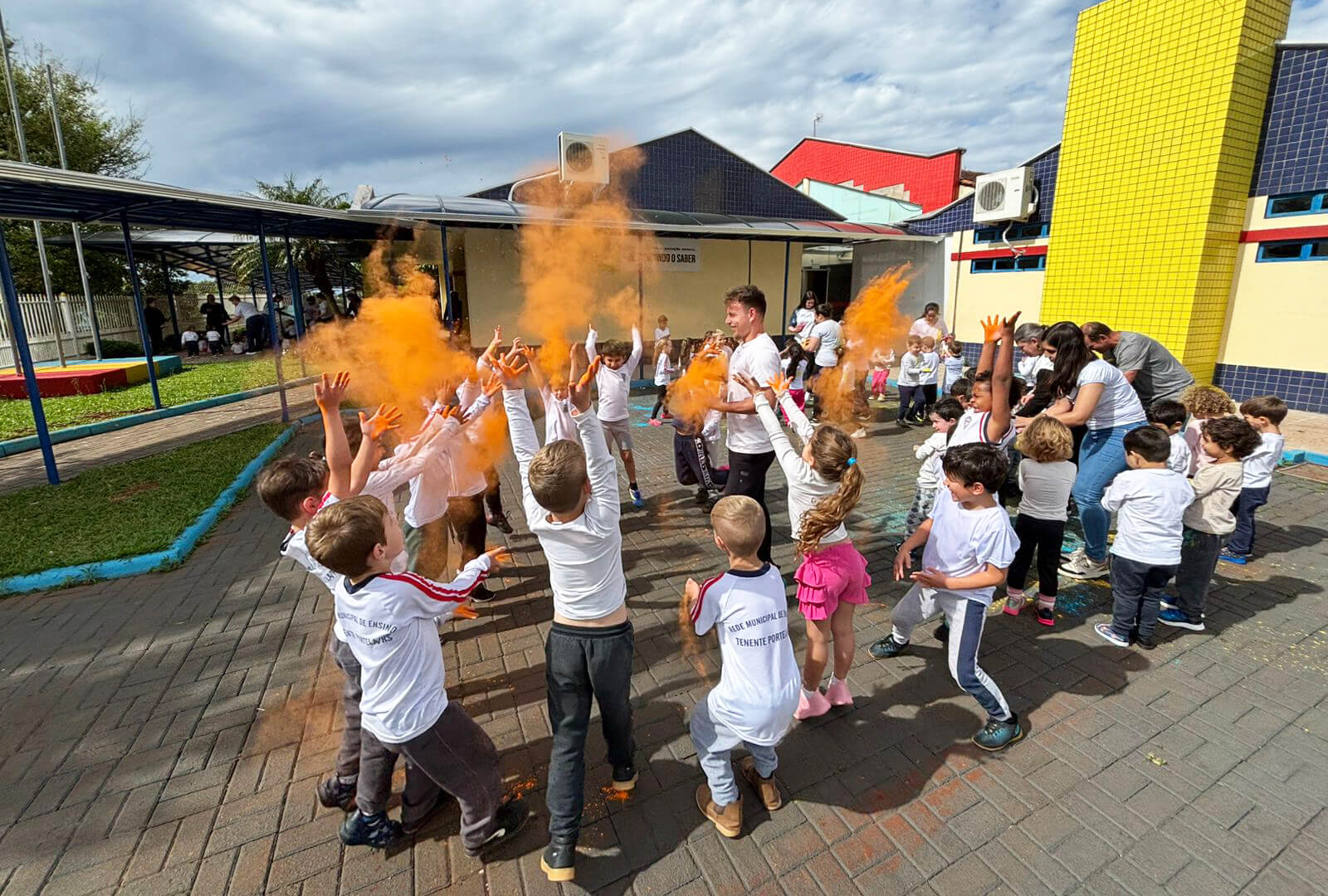 Capa Escolas de Tenente Portela promovem criatividade e diversão com “mochila maluca” e festa à fantasia