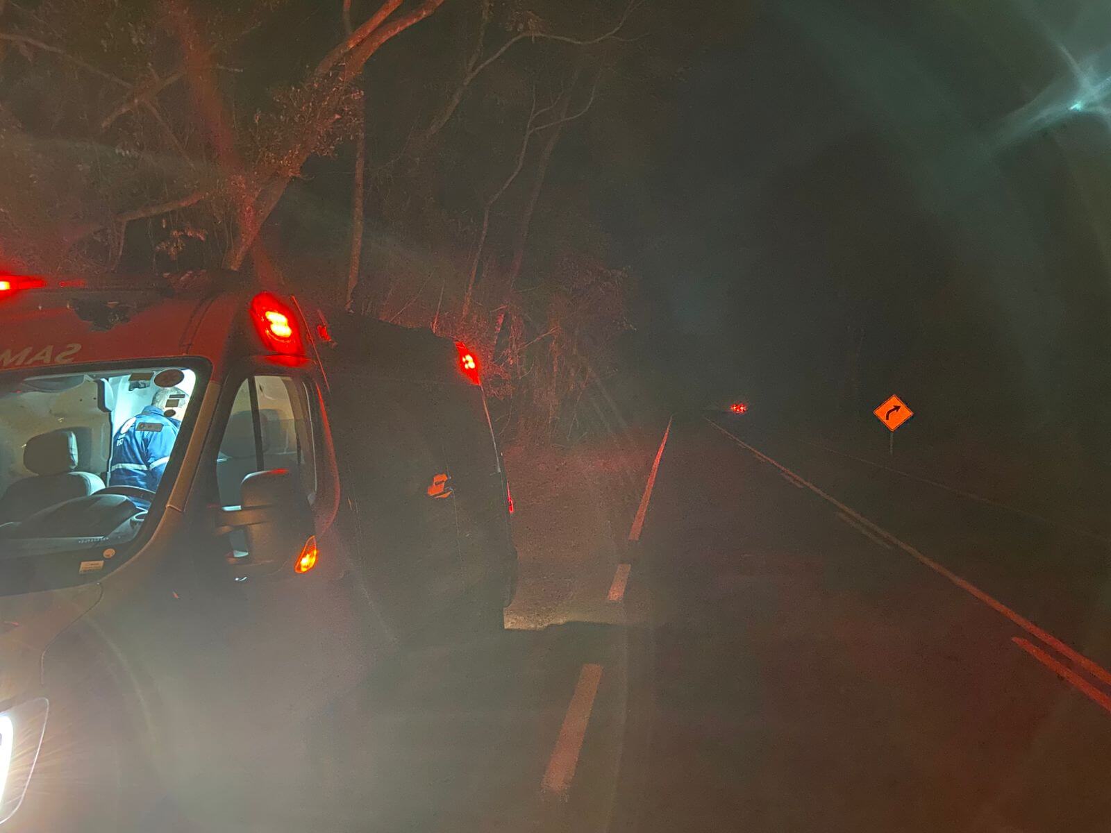 Capa Motorista perde o controle e colide com barranco na ERS-585