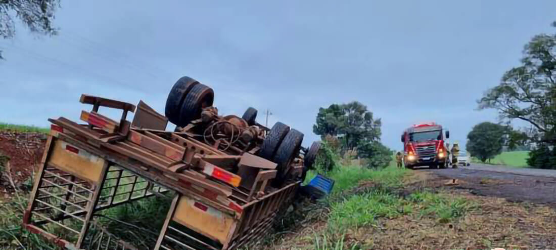 Capa Caminhão capota na BR-472 em Três de Maio e motorista é encaminhado ao hospital