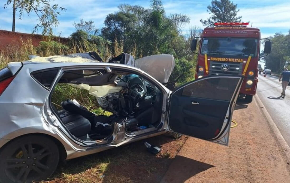 Capa Homem morre após veículo sair da pista e colidir em árvore em Giruá