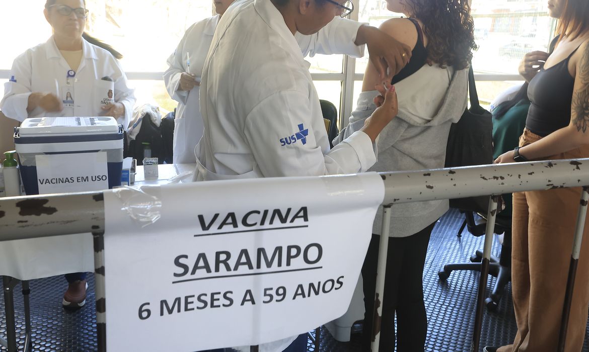 Capa Ministério da Saúde alerta para risco de retorno do sarampo ao Brasil
