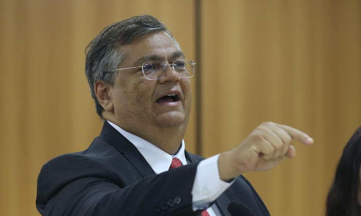 Capa Escola Segura já fez centenas de prisões e apreensões, diz Flávio Dino