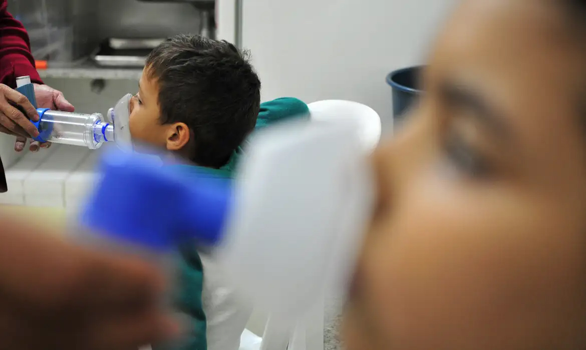 Capa Boletim InfoGripe da Fiocruz alerta para aumento contínuo de casos de síndromes respiratórias no país