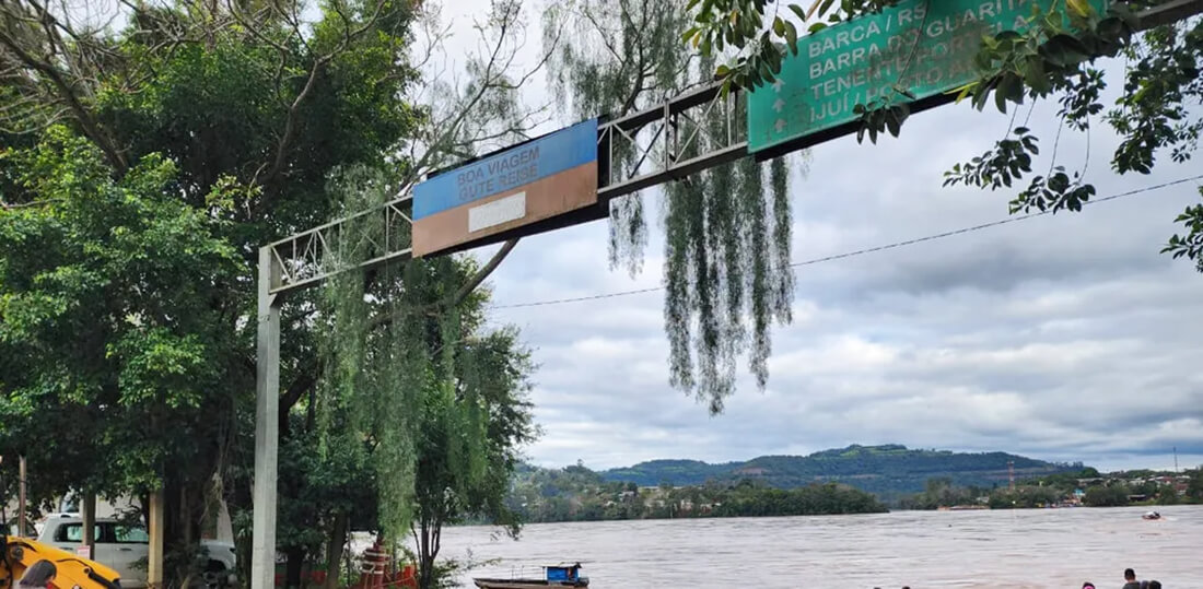 Capa Nível do Rio Uruguai começa a baixar em Itapiranga e balsa retoma travessia