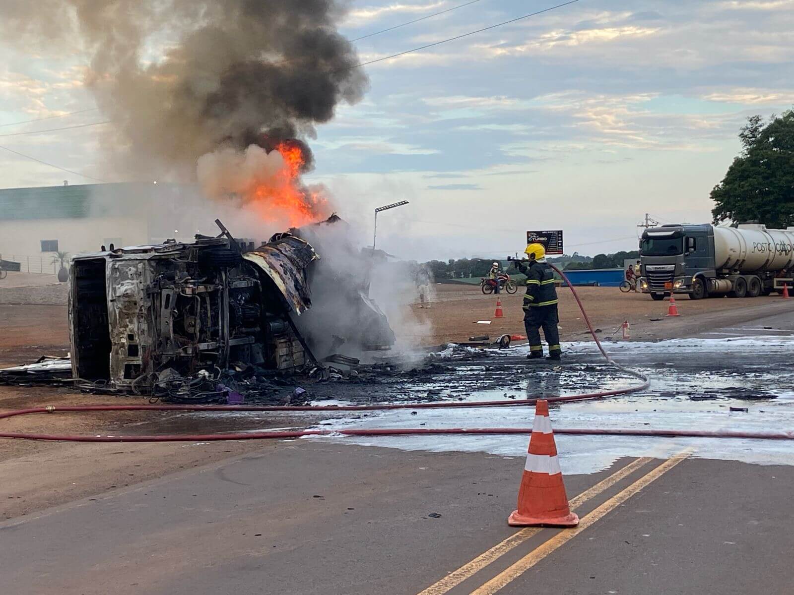 Capa Caminhão pega fogo e motociclista morre na BR-386 em Seberi