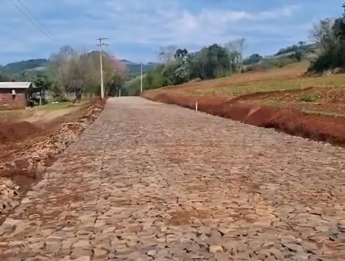 Capa Palmitinho realiza calçamento na comunidade Júlio Ugart