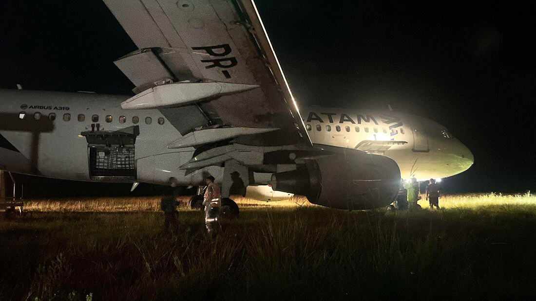 Capa Avião da Latam sai da pista ao pousar no aeroporto de Chapecó