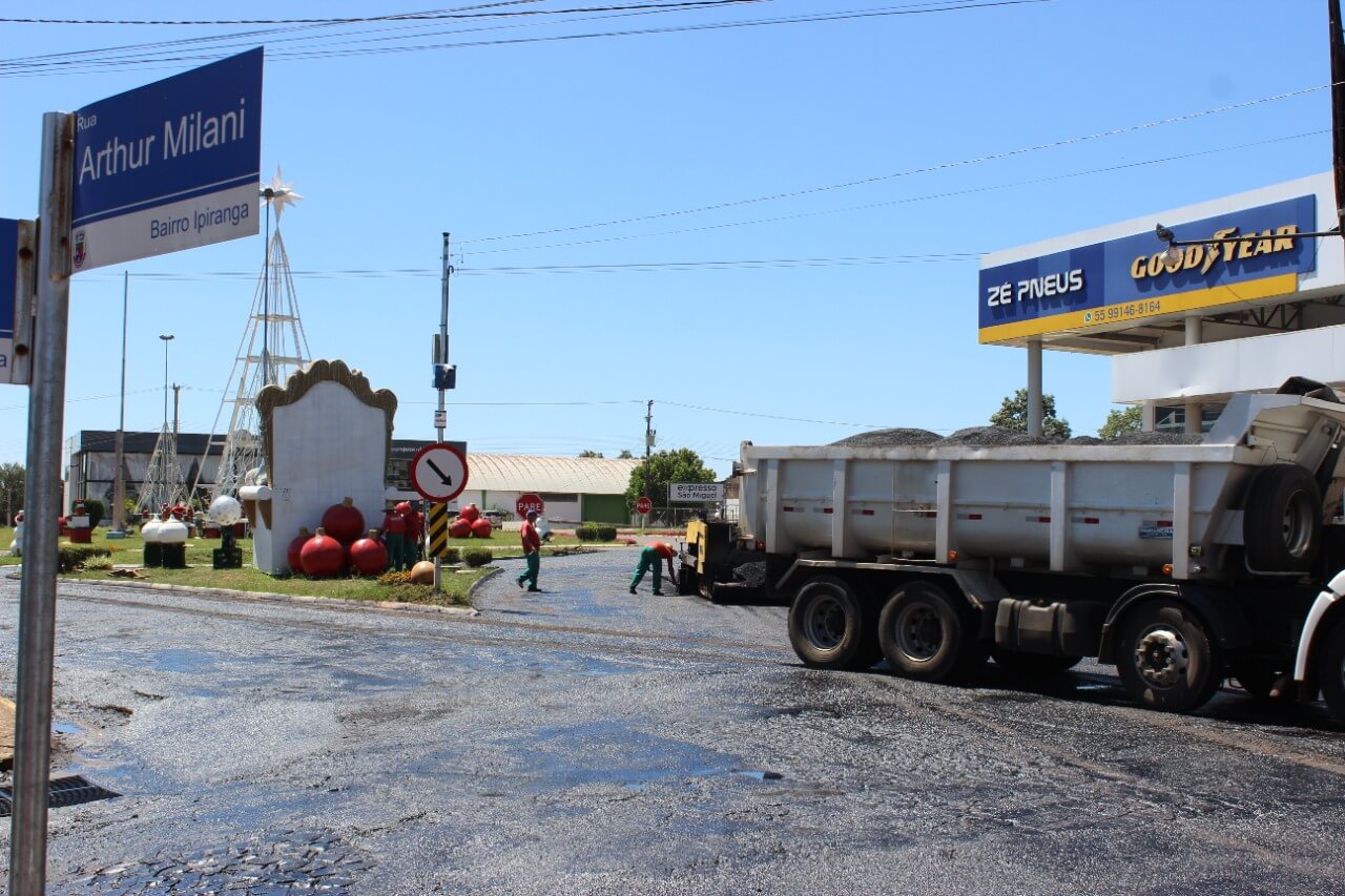 Capa Setor de Obras realiza melhorias no trevo de acesso a FW