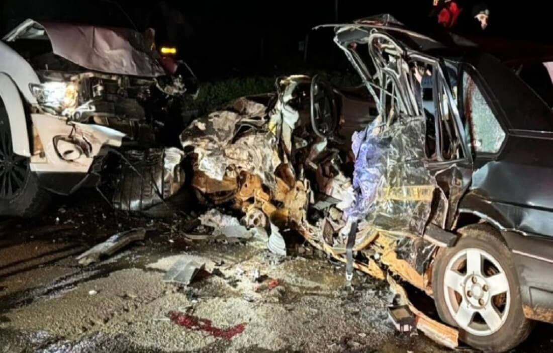 Capa Três pessoas morreram em colisão frontal entre dois veículos na BR-285