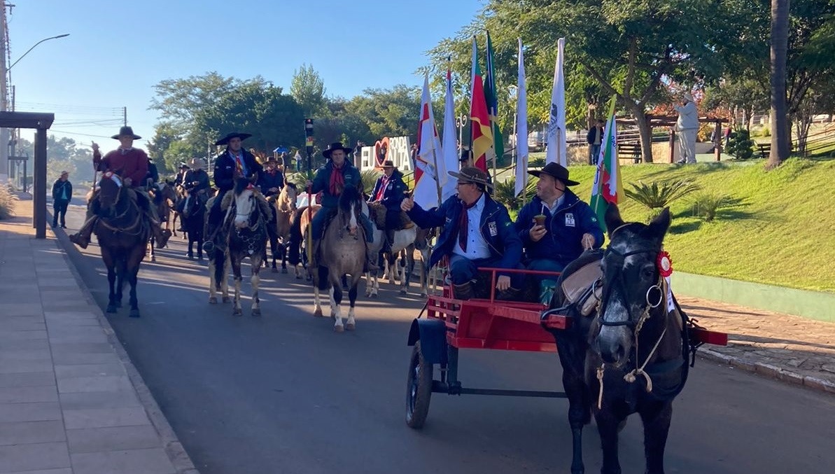 Capa 17ª Cavalgada da Fé: cavalarianos de Ronda Alta se deslocam até Nonoai