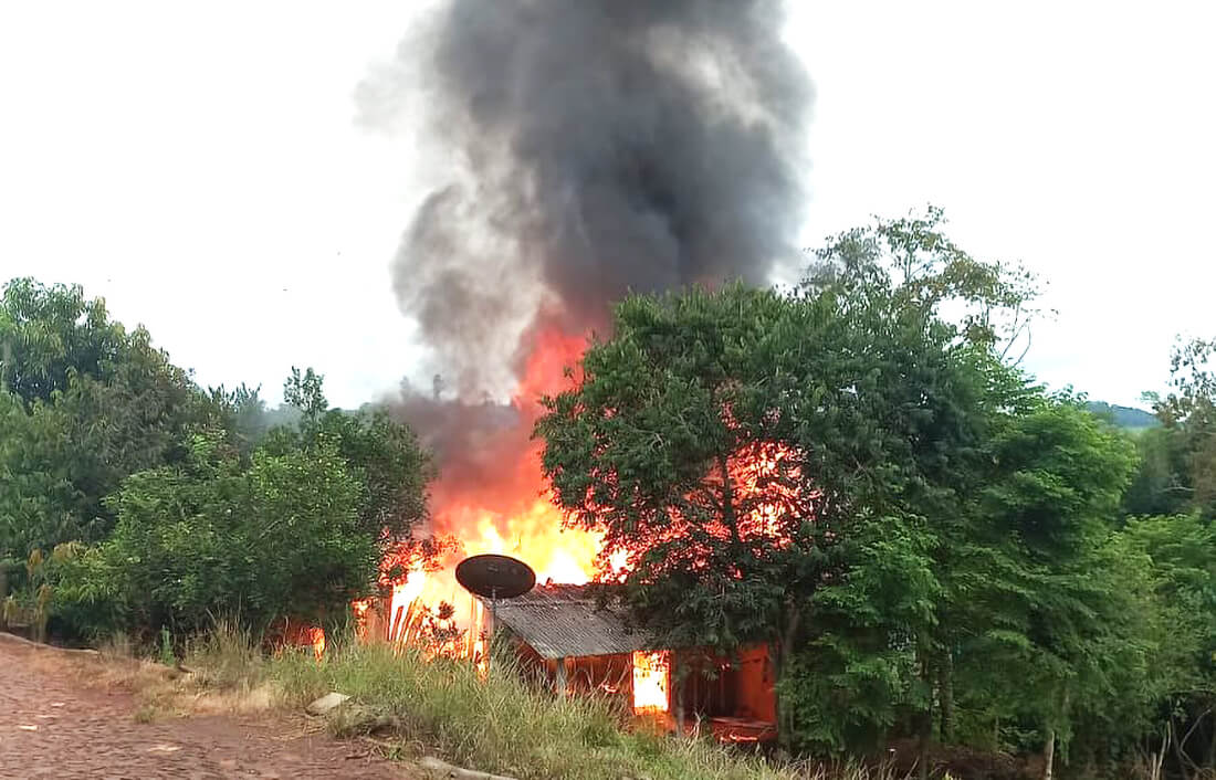 Capa Casa é consumida por incêndio em Iraí