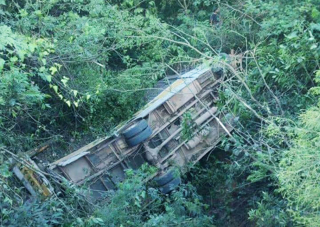 Capa Ônibus com 13 estudantes tomba e cai de ponte no Vale dos Sinos