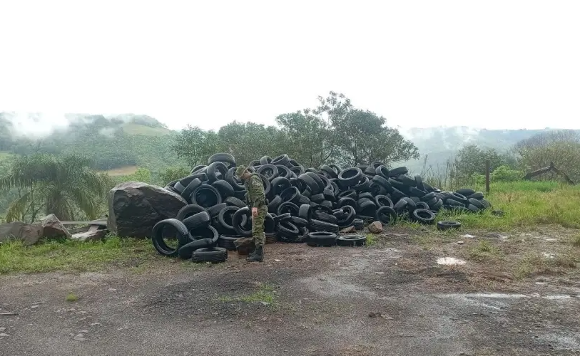 Capa Fiscalização flagra descarte irregular de 250 pneus às margens da RS-480 em Nonoai