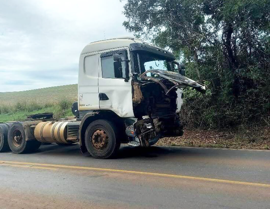 Capa Menor de idade conduzindo trator causa acidente na ERS-324 próximo a Gramado dos Loureiros