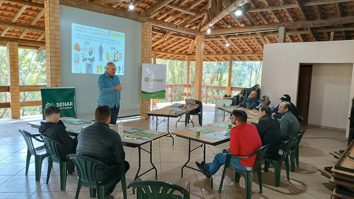 Capa Agricultores de Flor do Sertão/SC e Iraceminha/SC participam de curso de manutenção de tratores