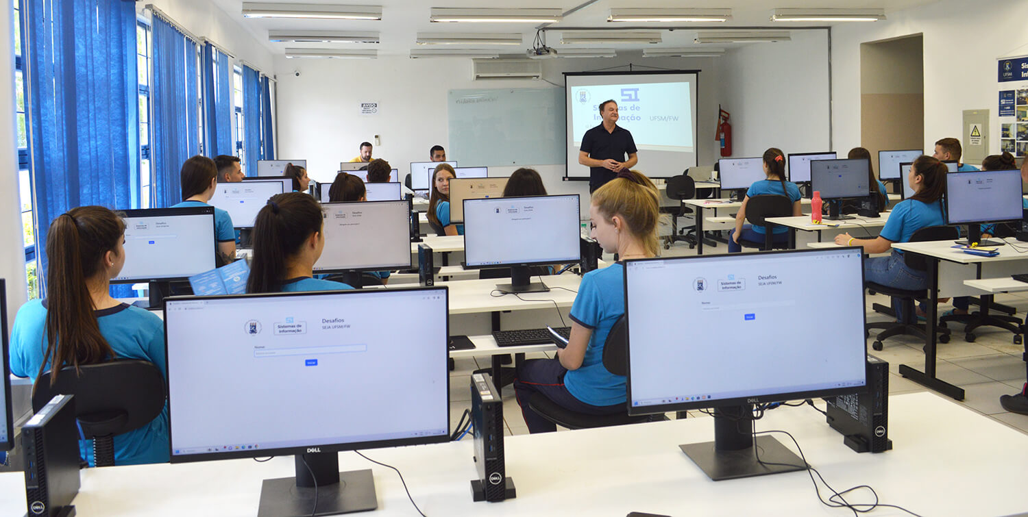 Capa UFSM/FW realiza evento para divulgar os cursos ofertados pela instituição