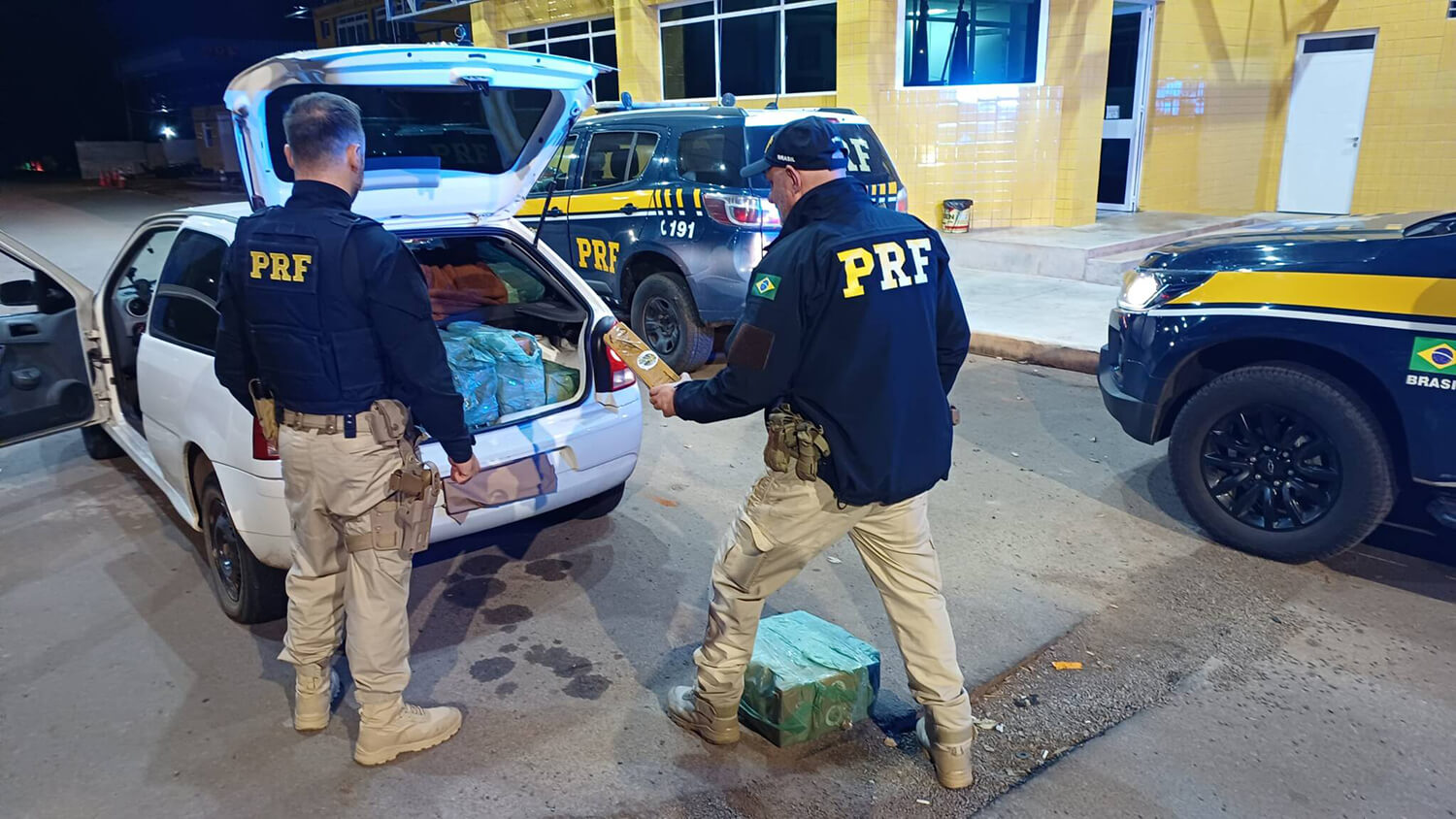 Capa PRF prende casal transportando mais de meia tonelada de maconha