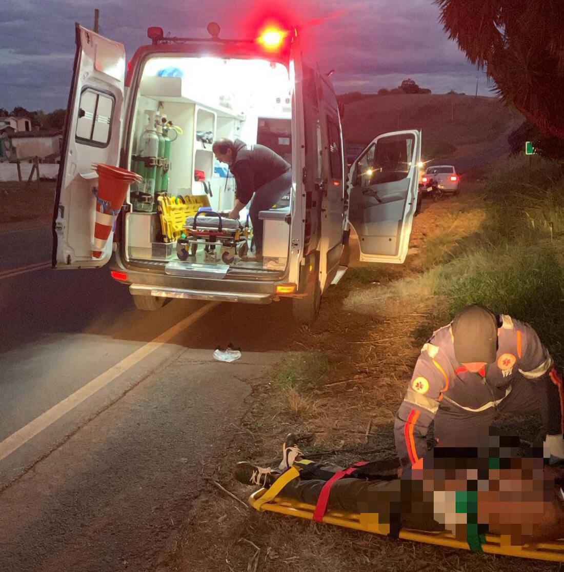 Capa Equipe do SAMU presta socorro a homem na ERS-330 em Miraguaí