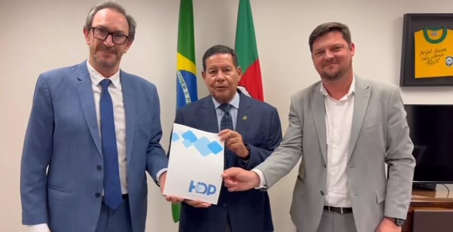 Capa Prefeitos de FW e Seberi entregam projeto da oncologia do HDP a Mourão