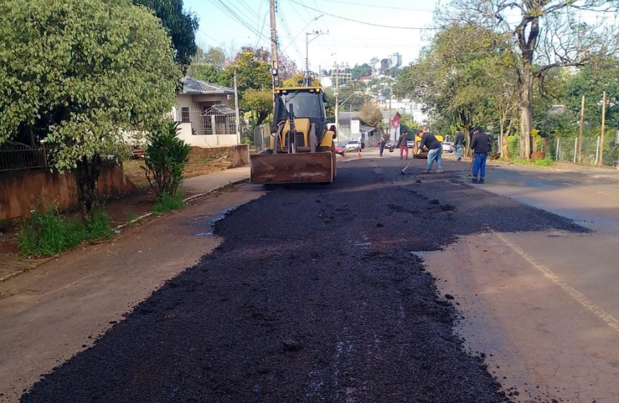 Capa Secretaria Municipal de Obras realiza operação tapa-buracos na avenida João Muniz Reis