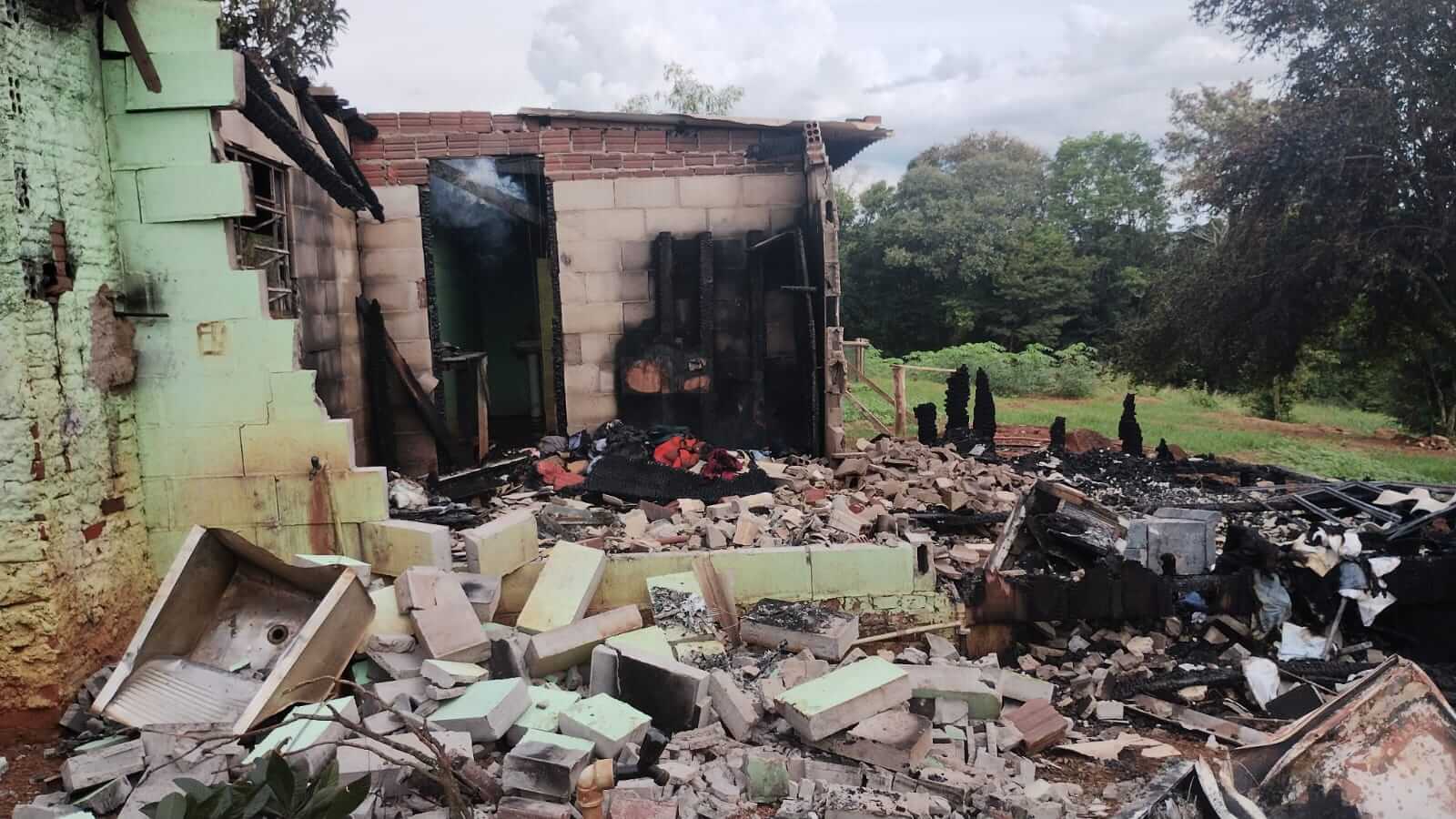 Capa Incêndio destrói depósito de Comunidade Terapêutica em Três Passos