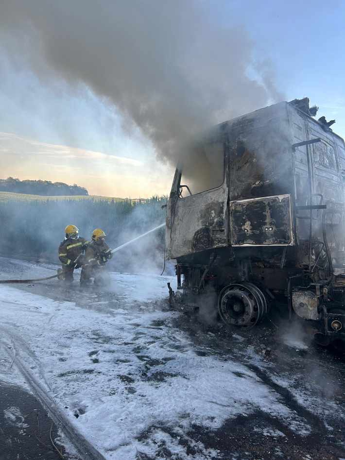 Capa Carreta é destruída por incêndio após pane elétrica em Sarandi