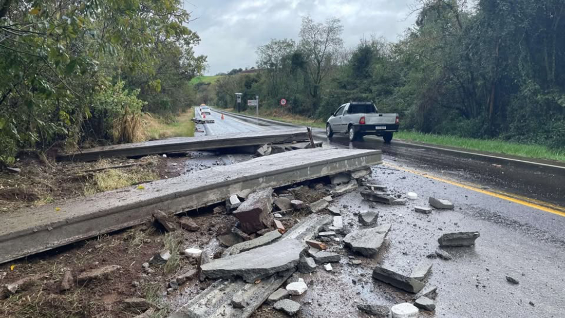 Capa Carga de concreto se desprende de carreta na ERS-404 e lentifica tráfego